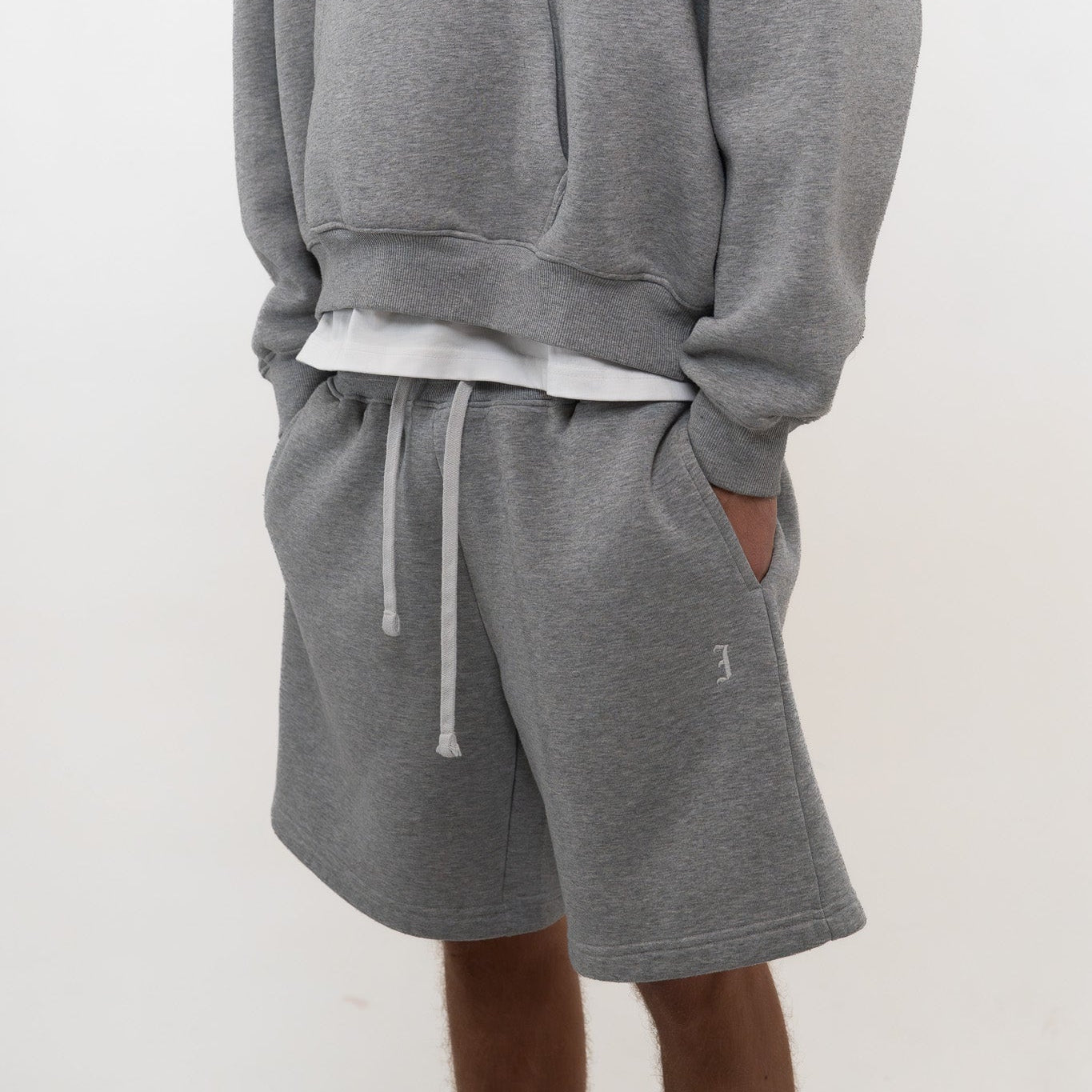 ESSENTIAL SHORTS GREY
